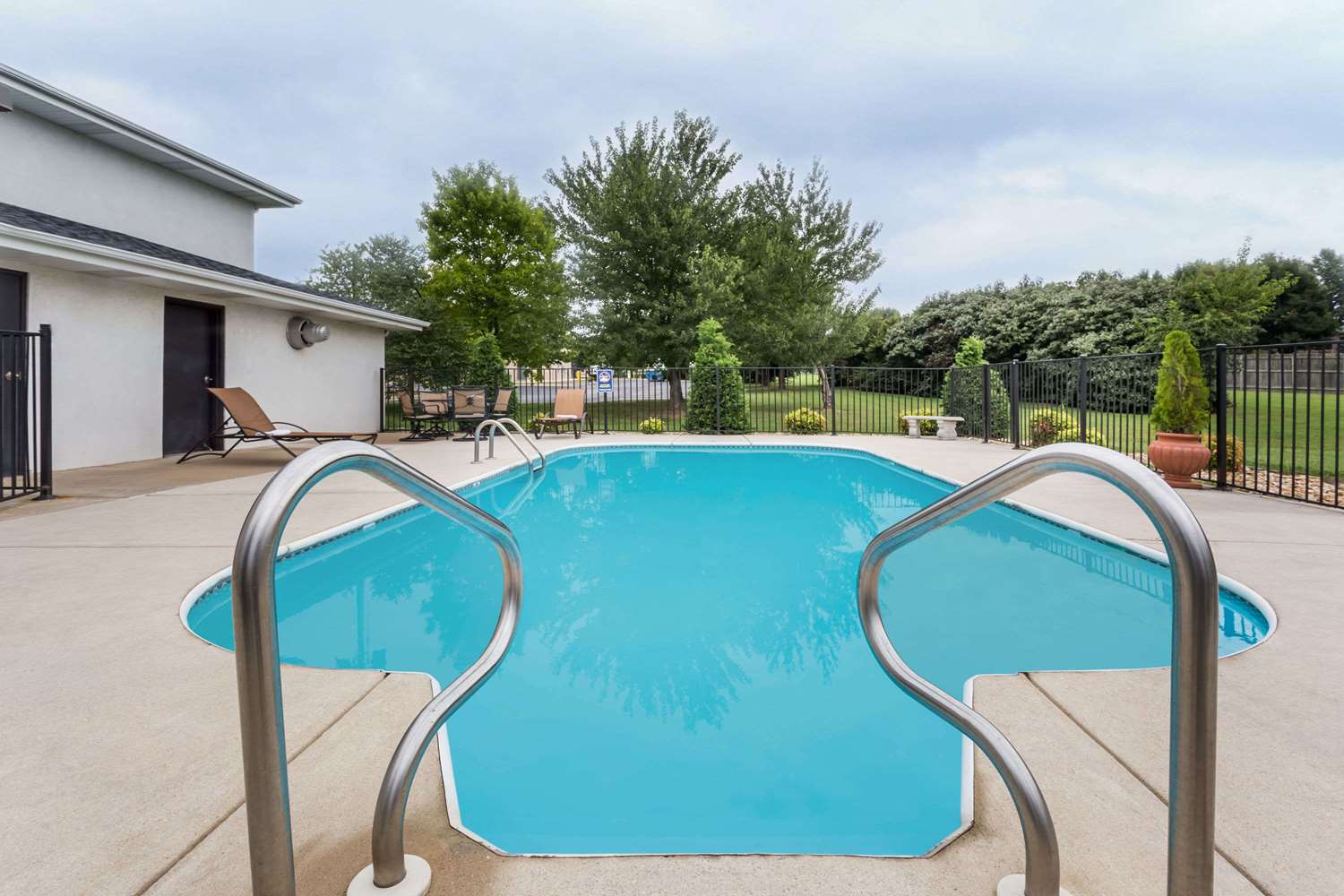 Days Inn By Wyndham Battlefield Rd/Hwy 65 4/7