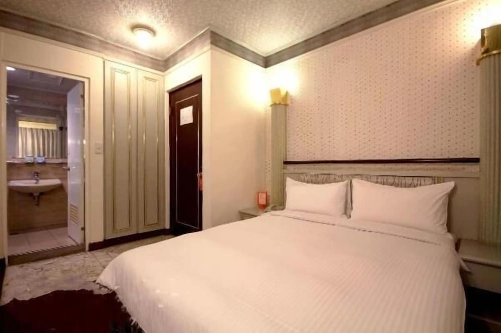Traveler Hotel 11/37