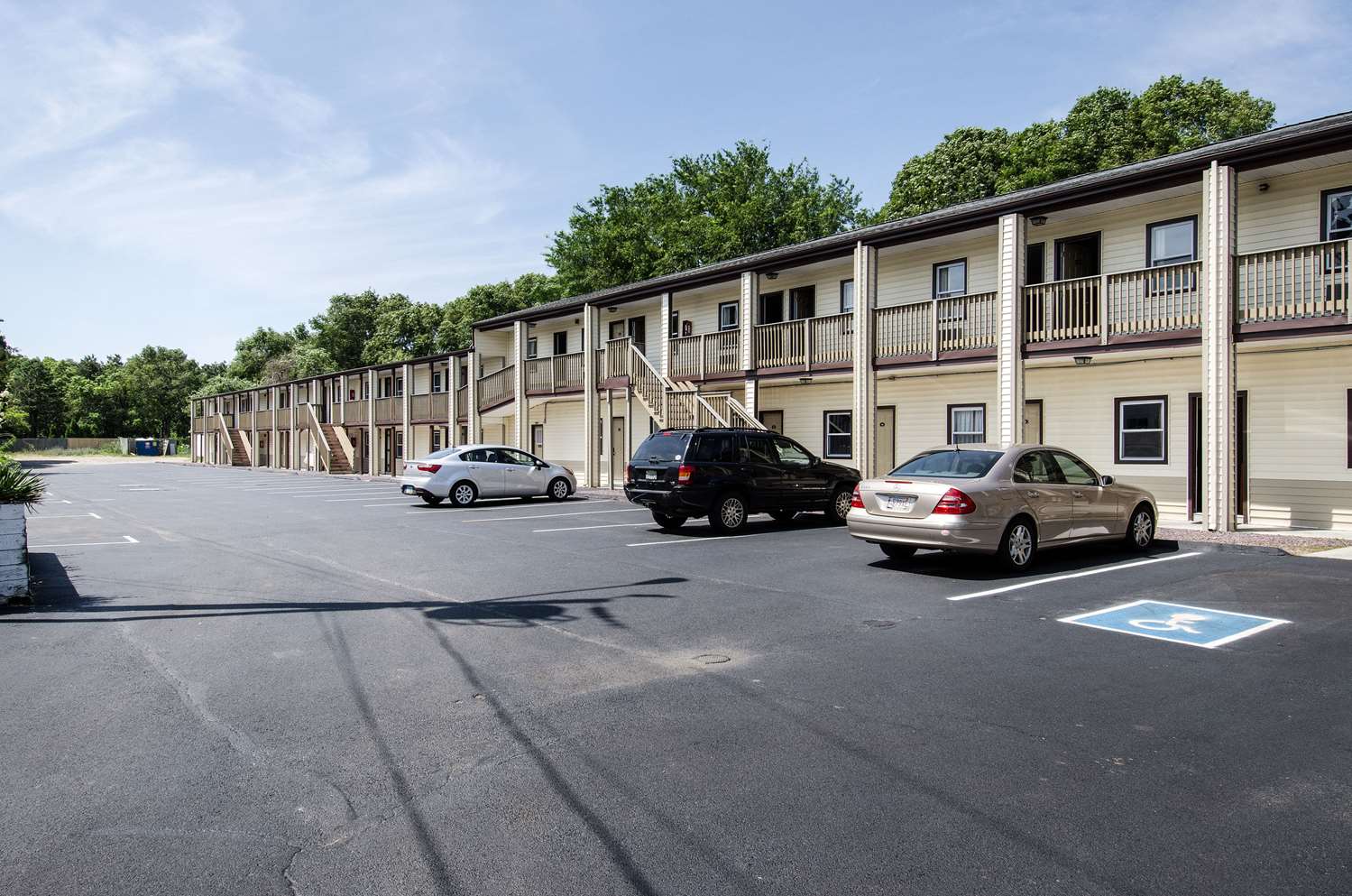 Econo Lodge West Yarmouth on Cape Cod 35/38