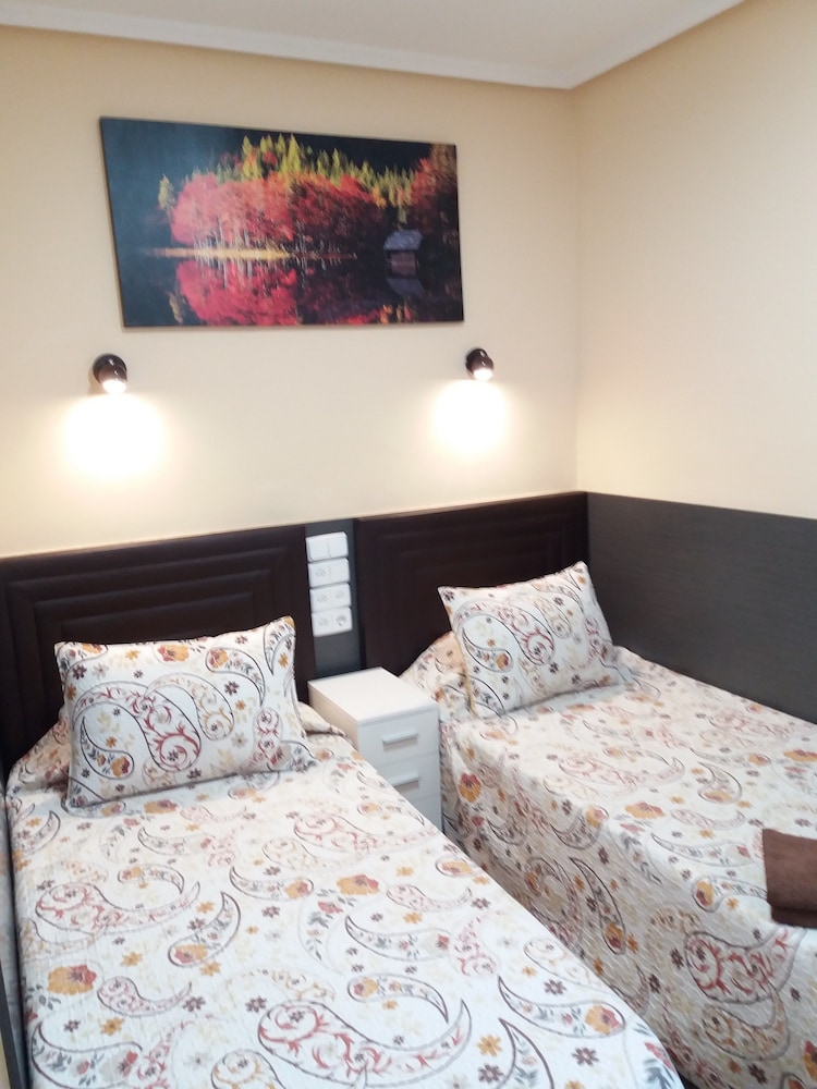 ROOM, TWIN BEDS, SHARED BATHROOM