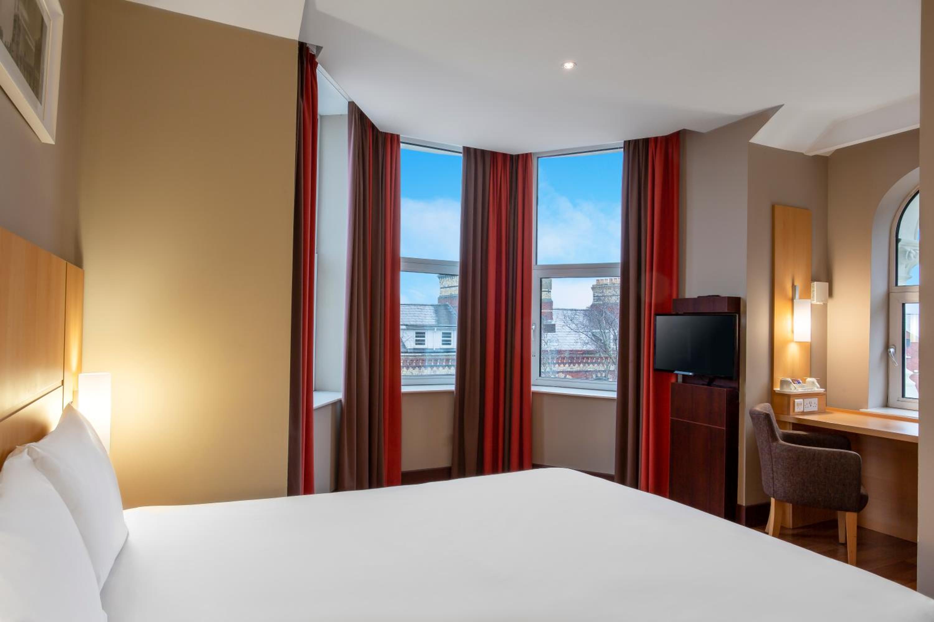 ROOM, DOUBLE BED