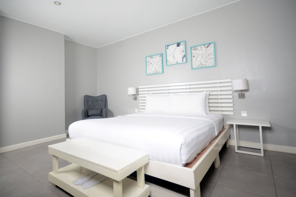 ROOM, KING BED