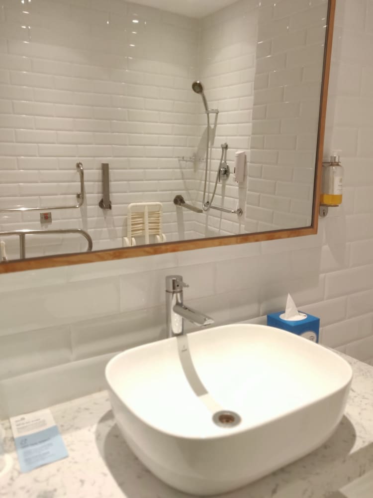 Holiday Inn Express Ahmedabad Prahlad Nagar 25/73