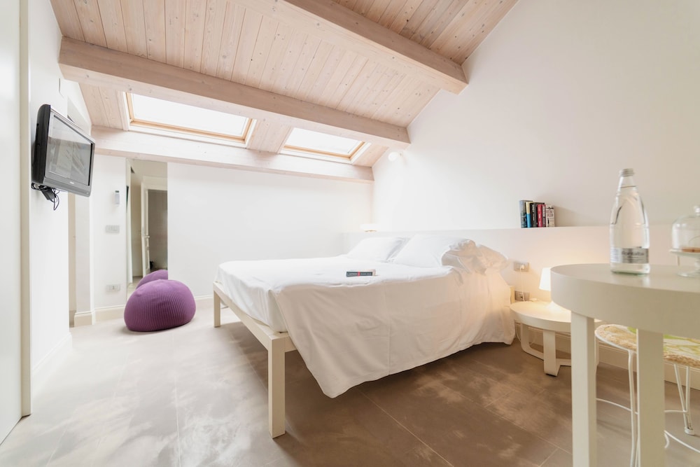 Design, Double Bed, No Window
