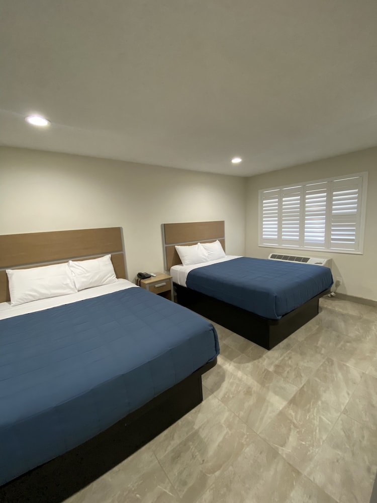 Super 8 by Wyndham Bakersfield CA 23/48