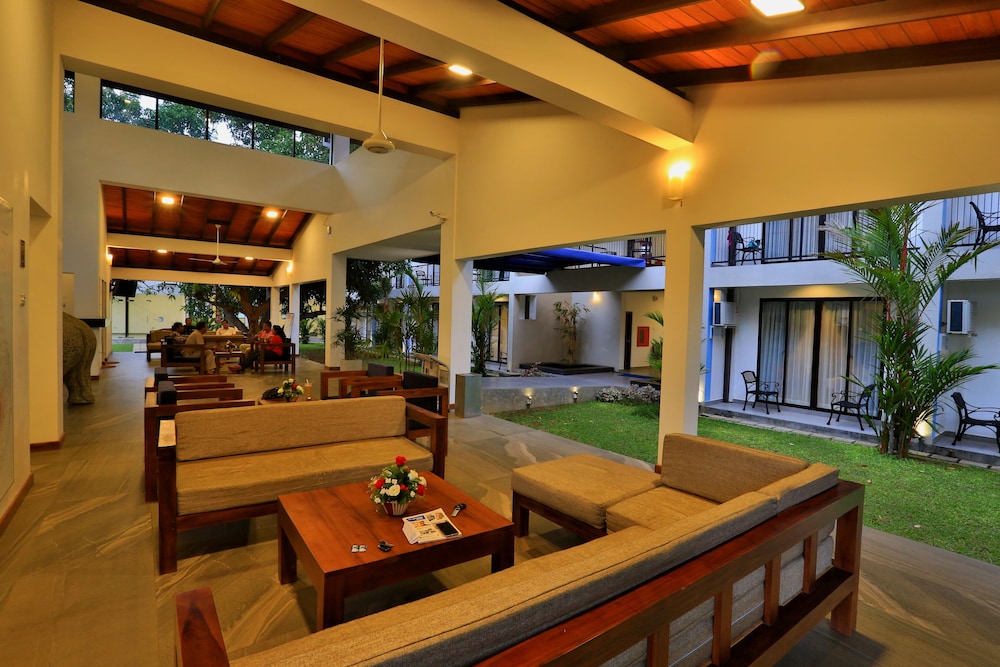 The Blue Wave Hotel 29/50