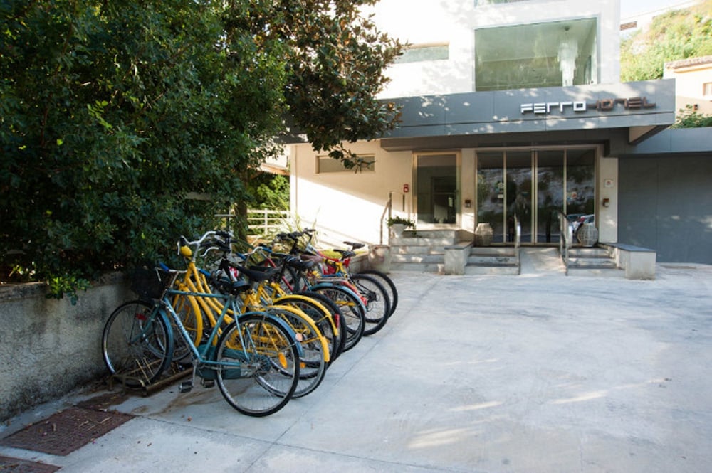 Ferro Hotel 4/33