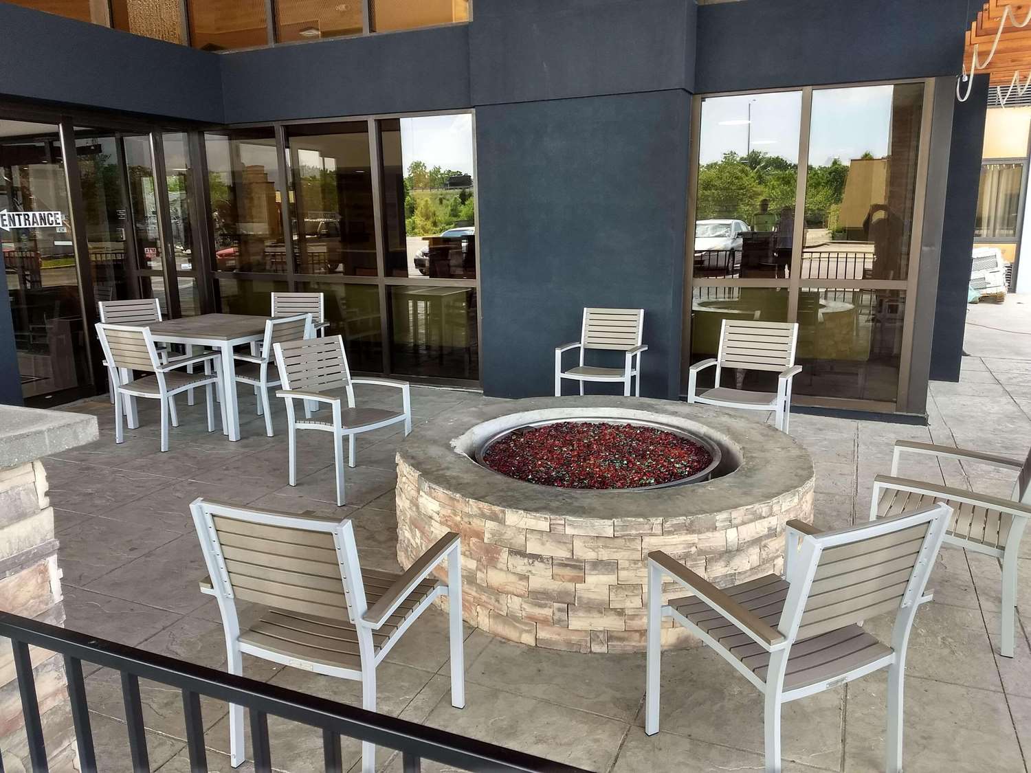 Country Inn & Suites by Radisson Indianapolis East 27/42