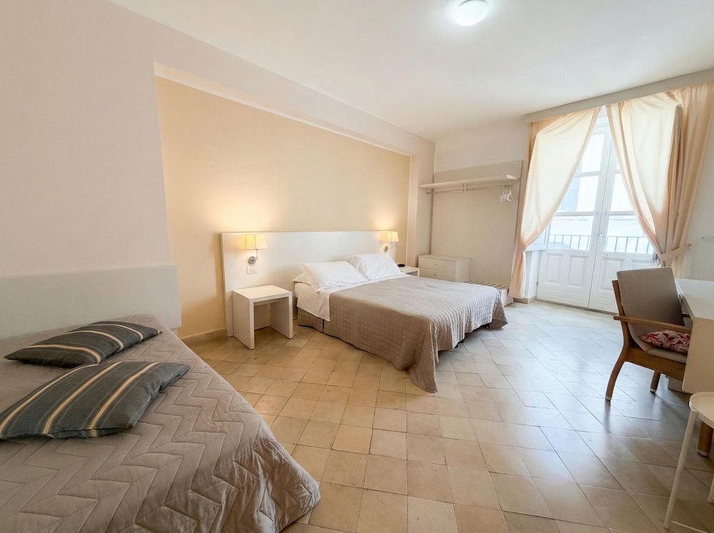 ROOM, TRIPLE, PARTIAL SEA VIEW, BALCONY