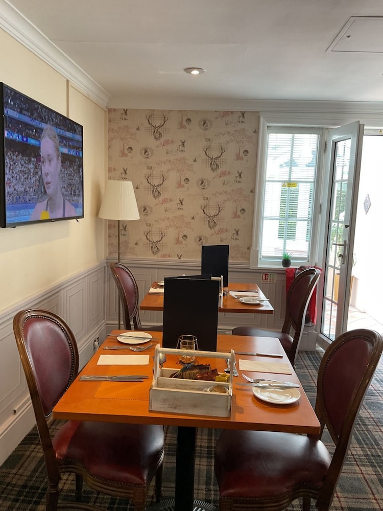 Basingstoke Hotel 40/50