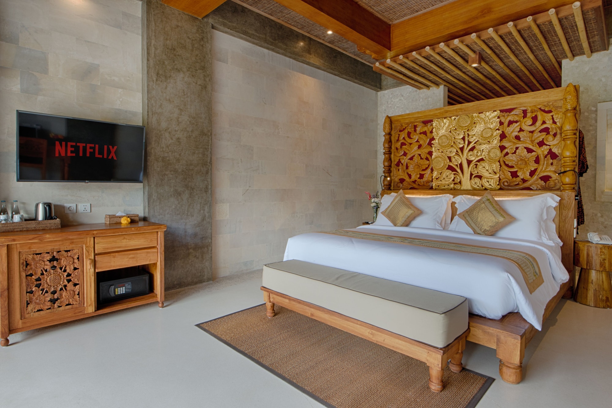 Royal, Pool, Suite, King Bed, Valley View
