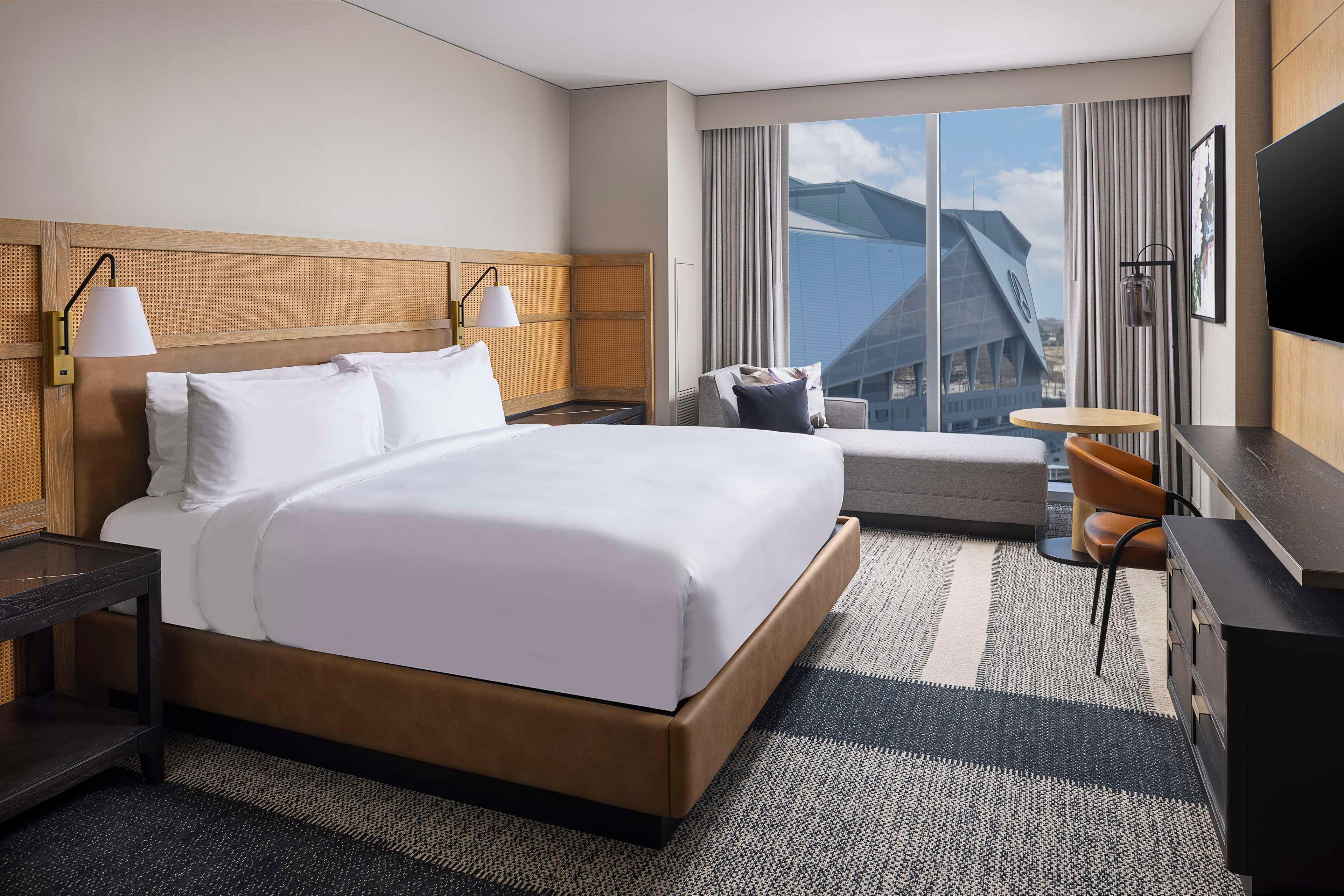 GUEST ROOM, KING BED, STADIUM VIEW