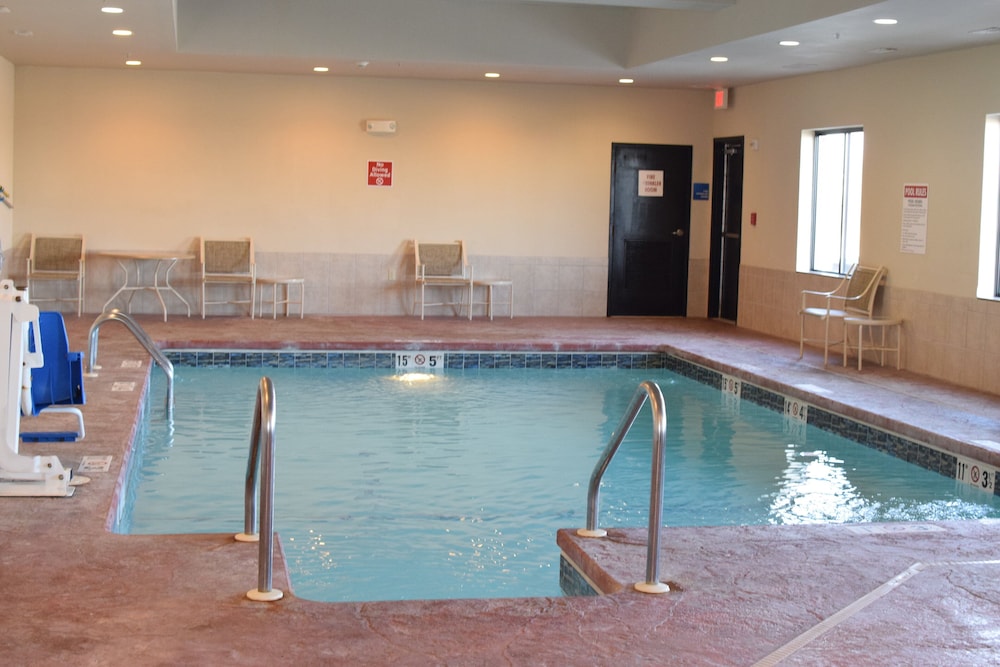 Holiday Inn Express Hotel And Suites Pratt 34/55