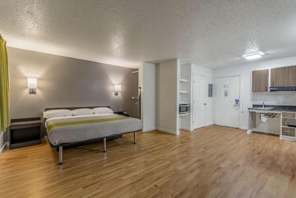 DELUXE, SUITE, KING BED
