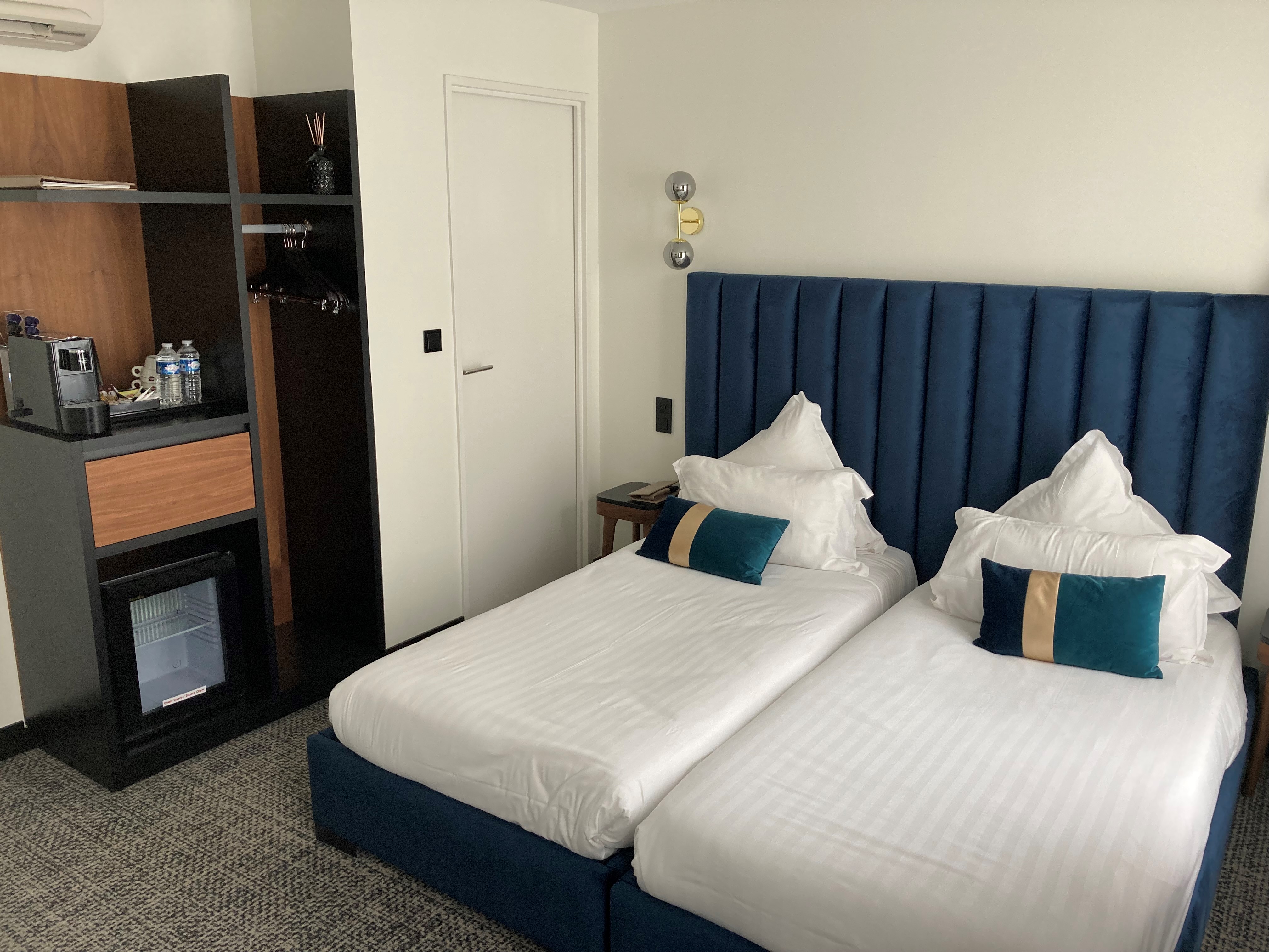 COMFORT, TWIN BEDS