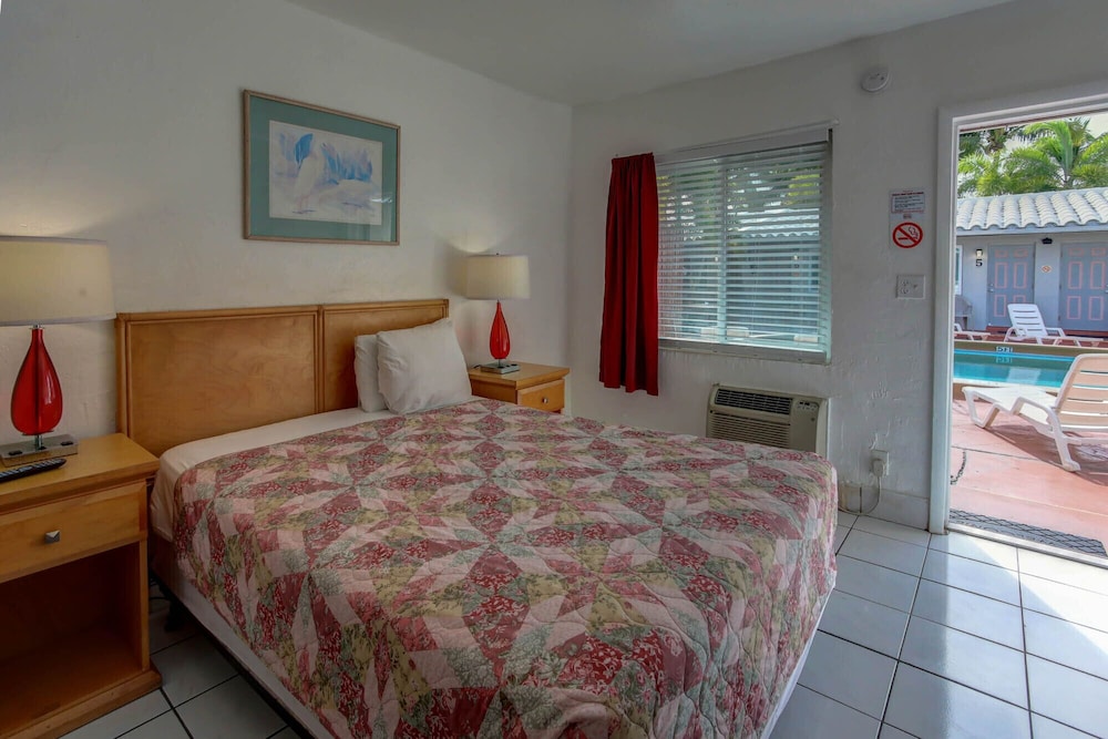 STANDARD, QUEEN BED, POOL VIEW