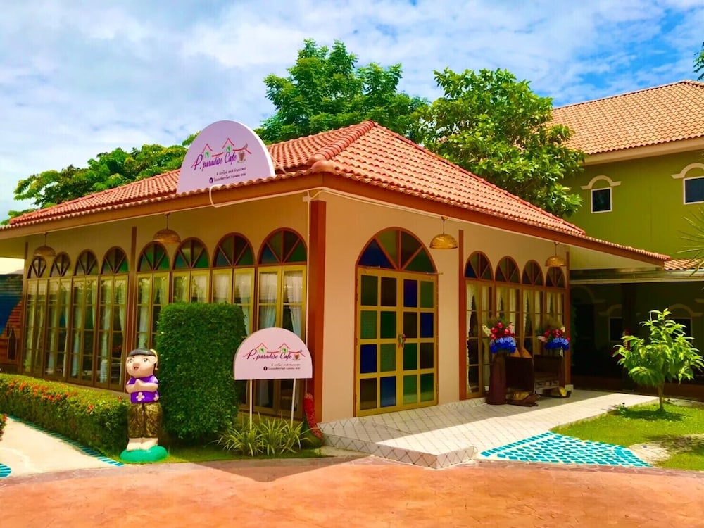 P Paradise Hotel 4/50
