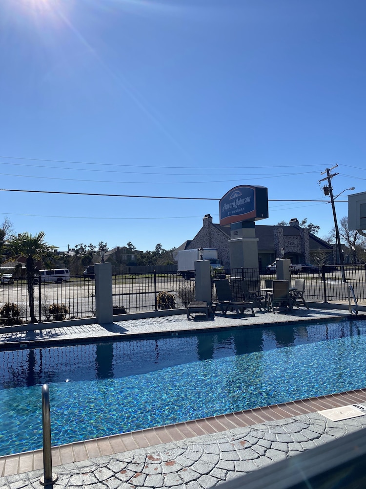 Howard Johnson by Wyndham Historic Lake Charles 39/44