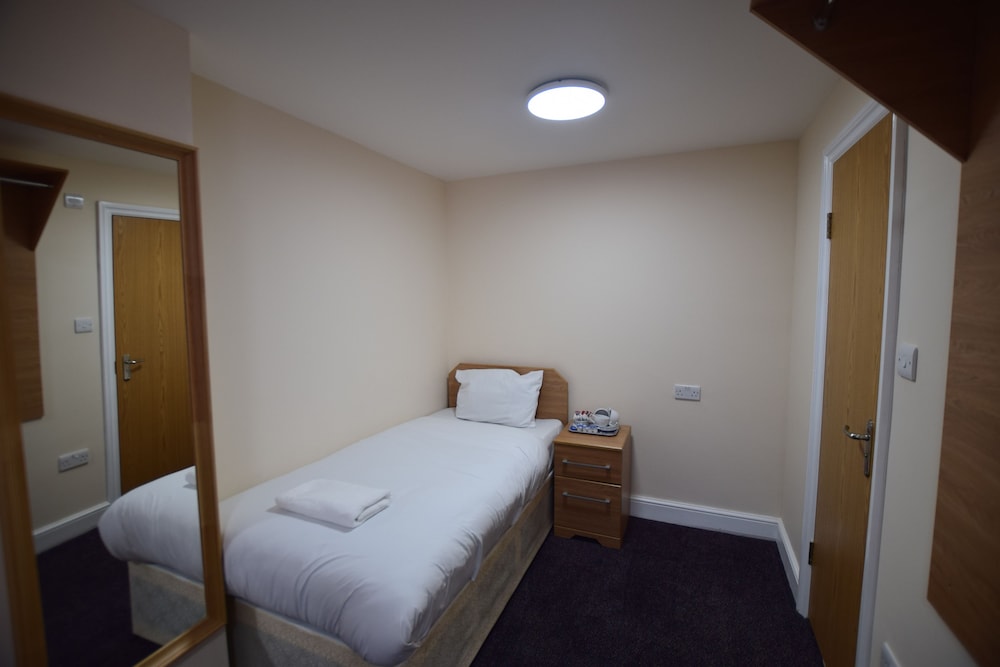 Woodlands Lodge Ilford 28/50