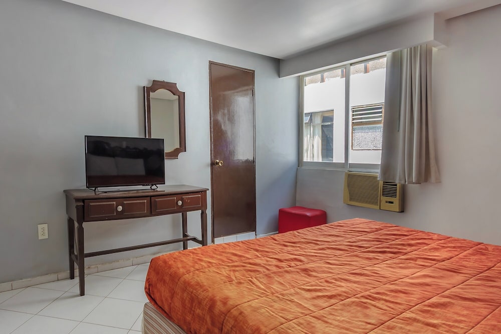 Standard, Double Bed, Capital O Hotel Colon Express Guadalajara 3/6