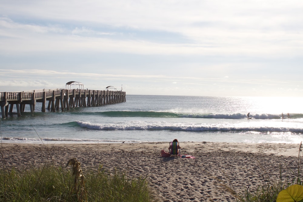 PALM BEACH WATERFRONT SUITES 60/67