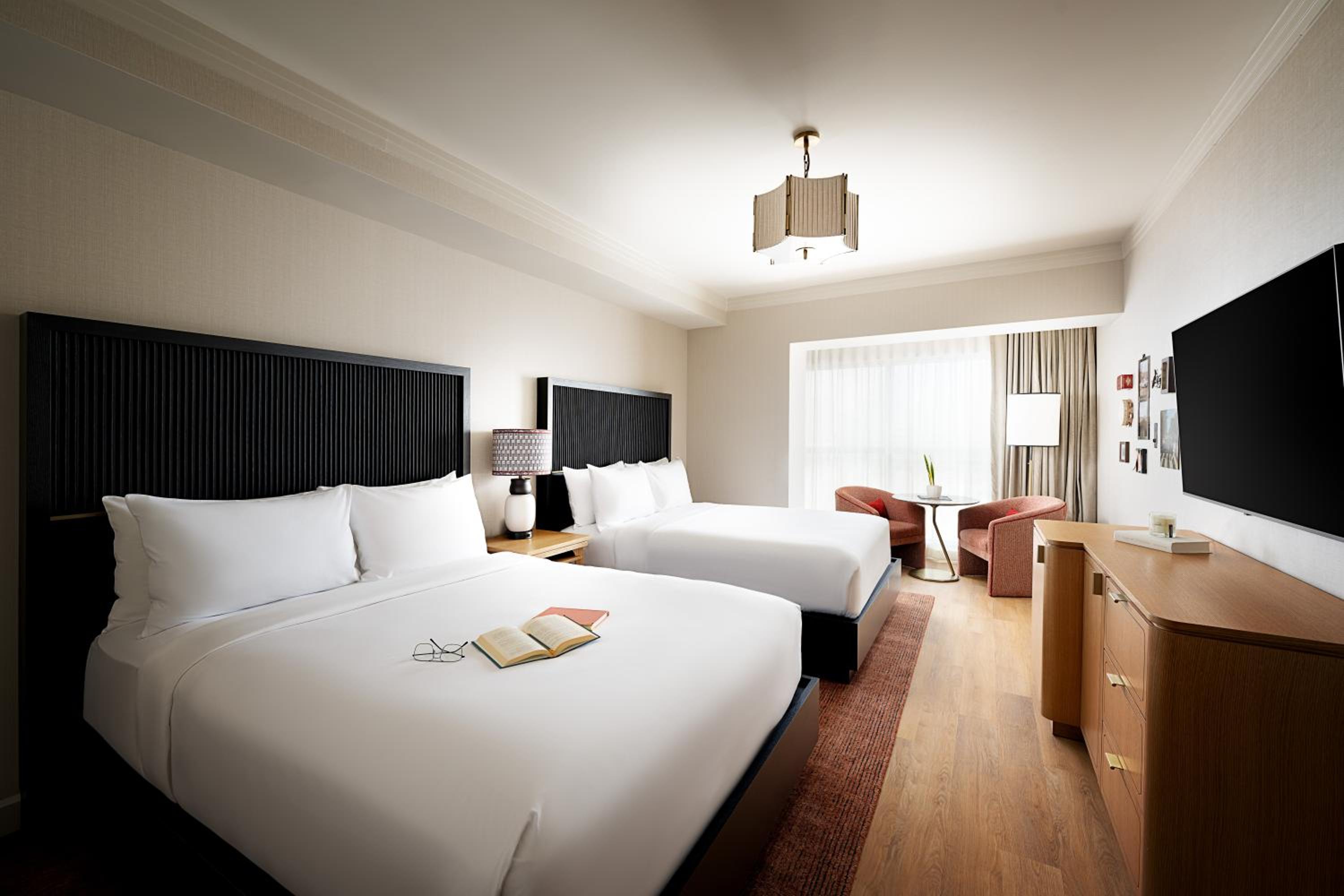 Amped, Premium, 2 Queen Beds