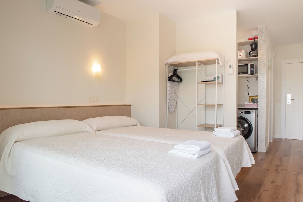 Superior, Studio, Twin Beds, Beach View