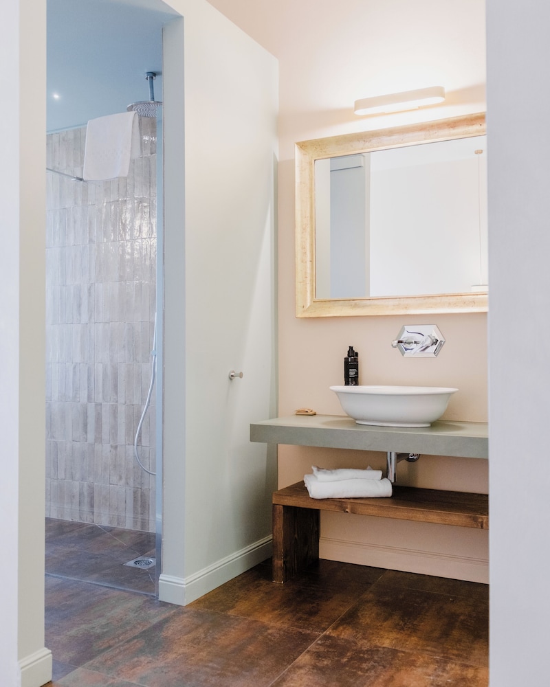 غرفة تنفيذية بسريرين منفصلين بإطلالة على الحديقة مع أريكة، Villa Castiglione 5/8