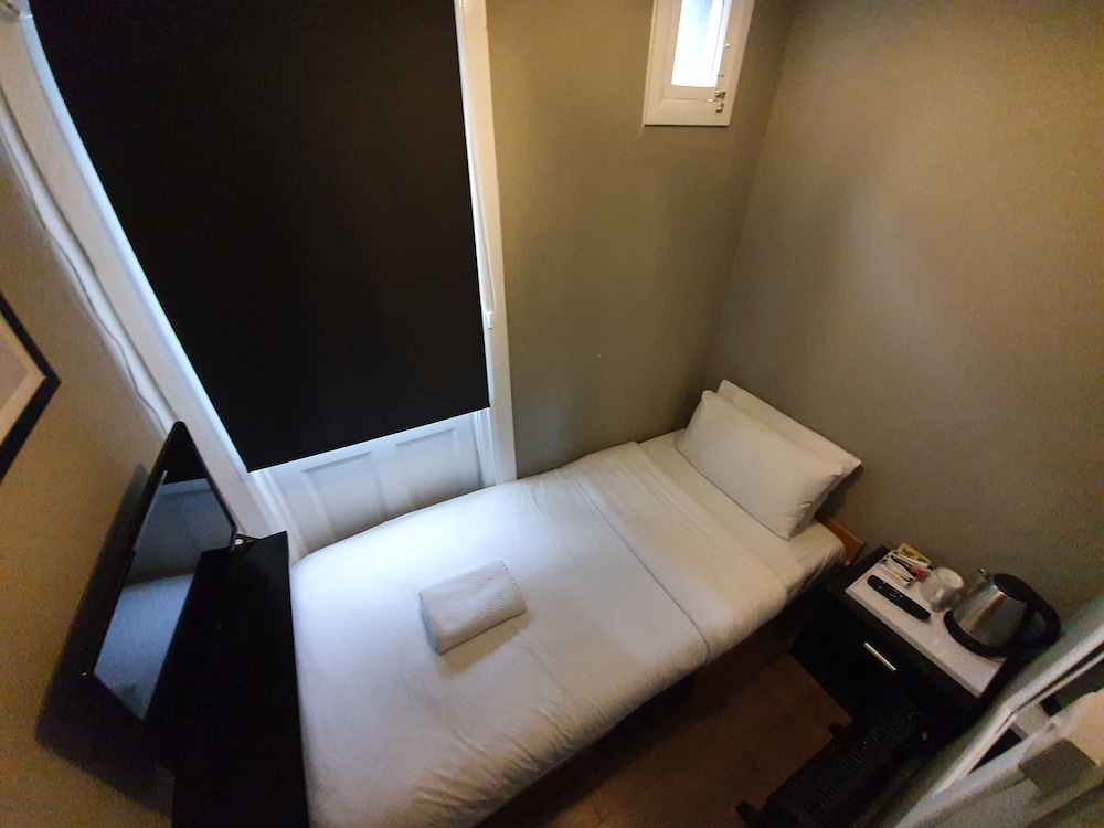 Ebury House Hotel 33/50