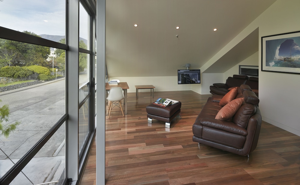 Salamanca Wharf Hotel 46/66