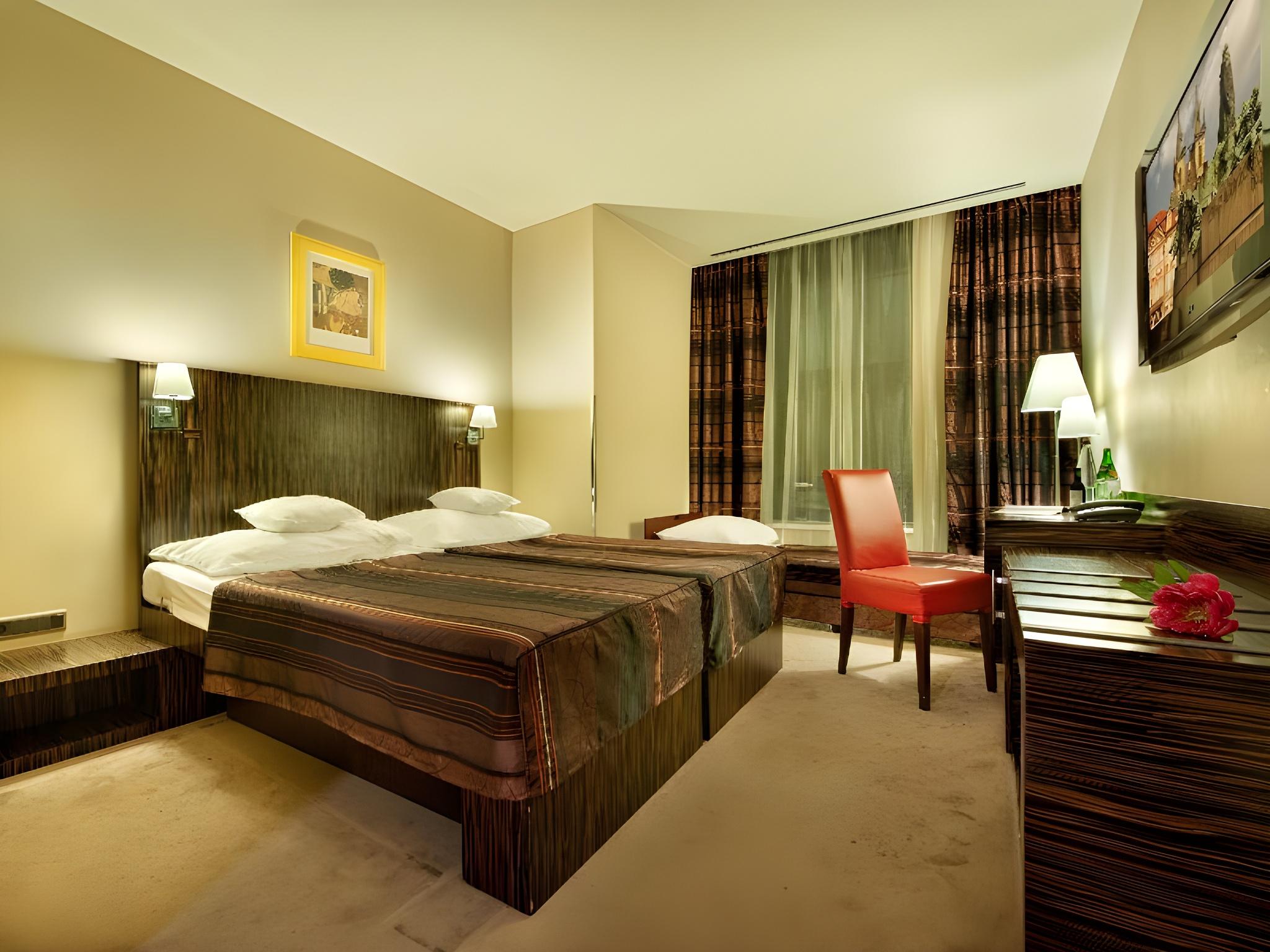 Room, Triple