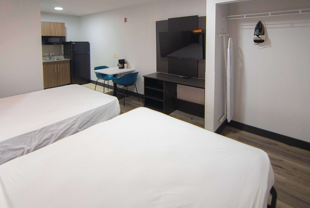 Studio 6 Extended Stay - West Palm Beach, FL 20/52