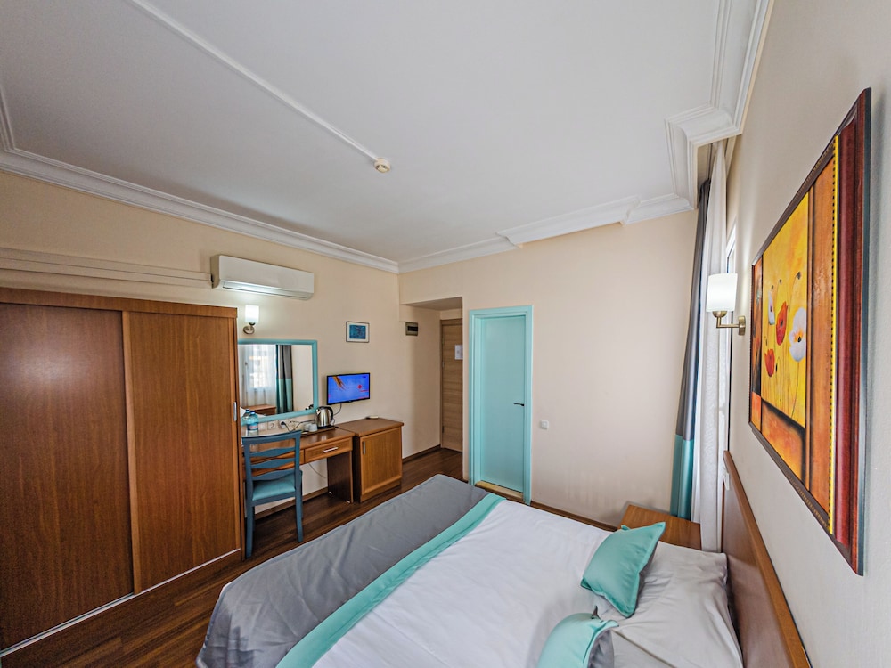Triana Hotel 18/65