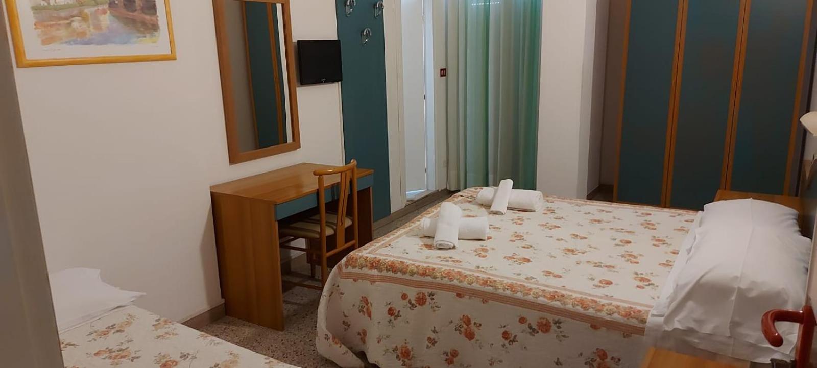 Hotel Santini 10/26