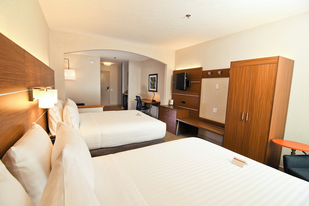 Feature, Suite, 2 Queen Beds، Holiday Inn Express Hotel And Suites Port Clinton Catawba Island 3/8