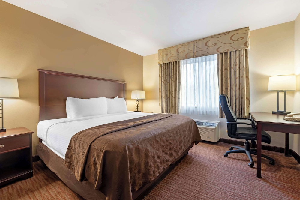 غرفة قياسية بسرير كينج بإطلالة على البحيرة مع أريكة، Best Western Plus Concord Inn 2/6
