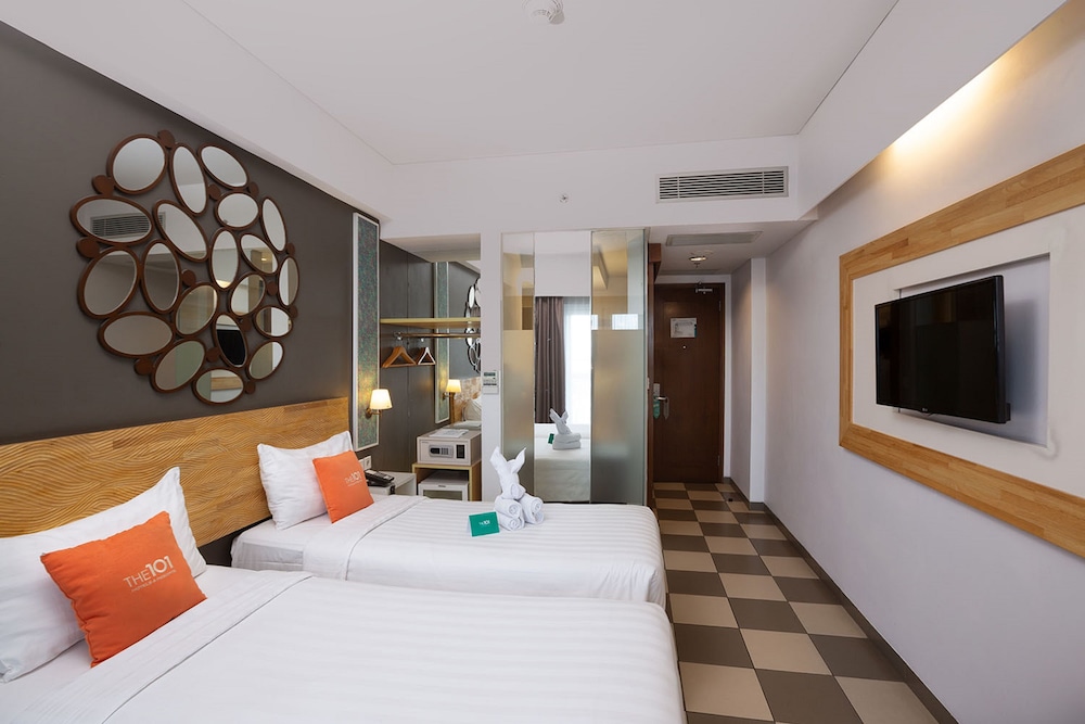 DELUXE, DOUBLE OR TWIN BED, POOL VIEW