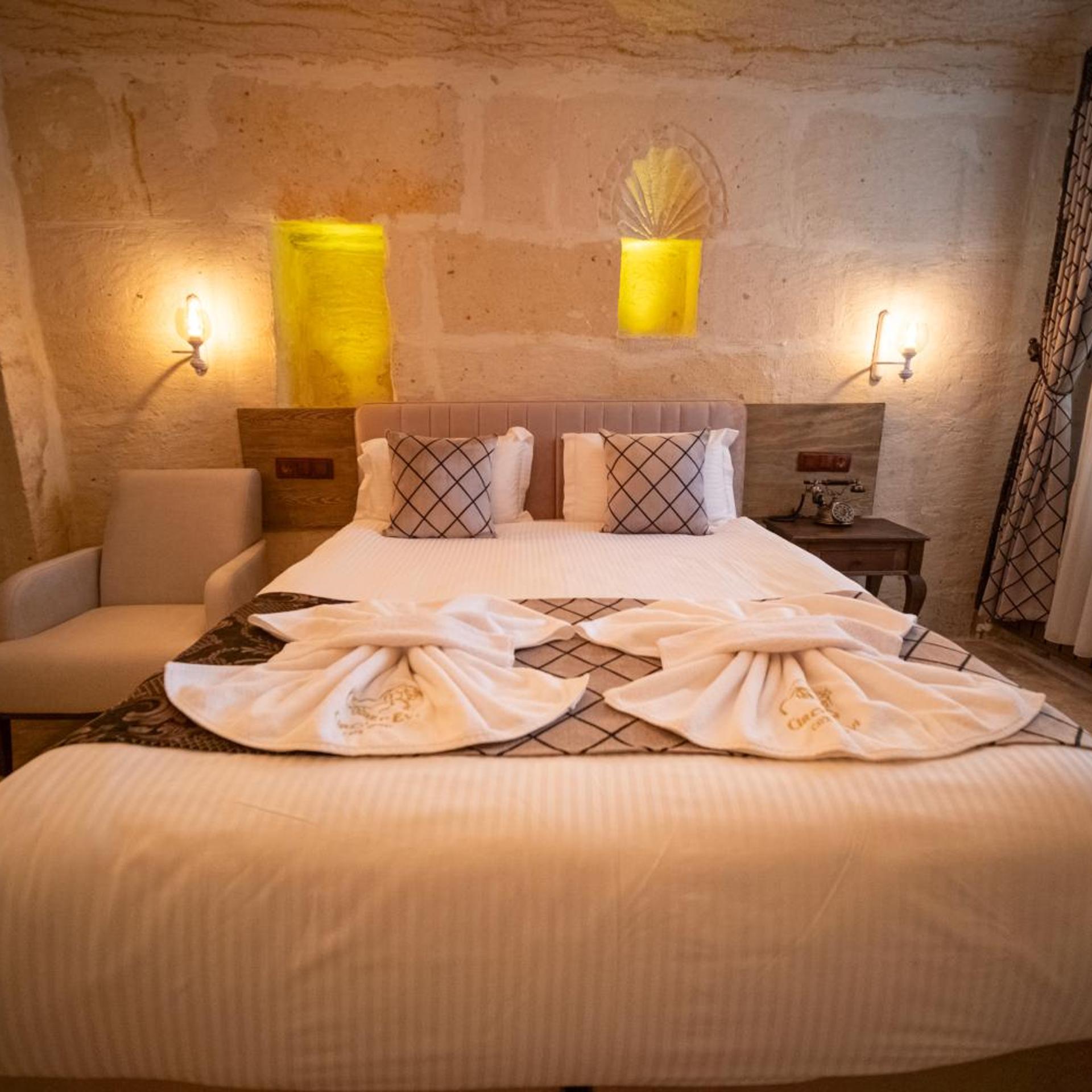 Cave, Superior, Twin Beds