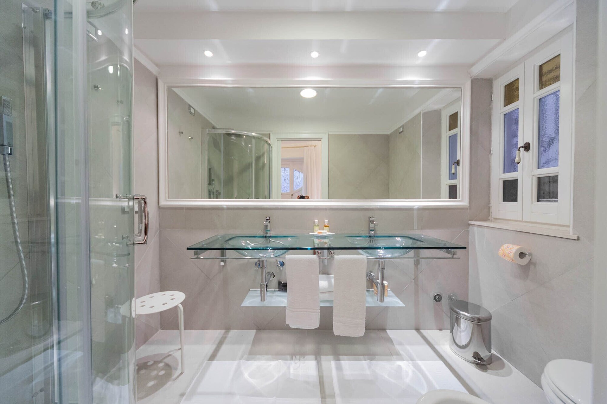 DUPLEX, JUNIOR, 2 BATHROOMS