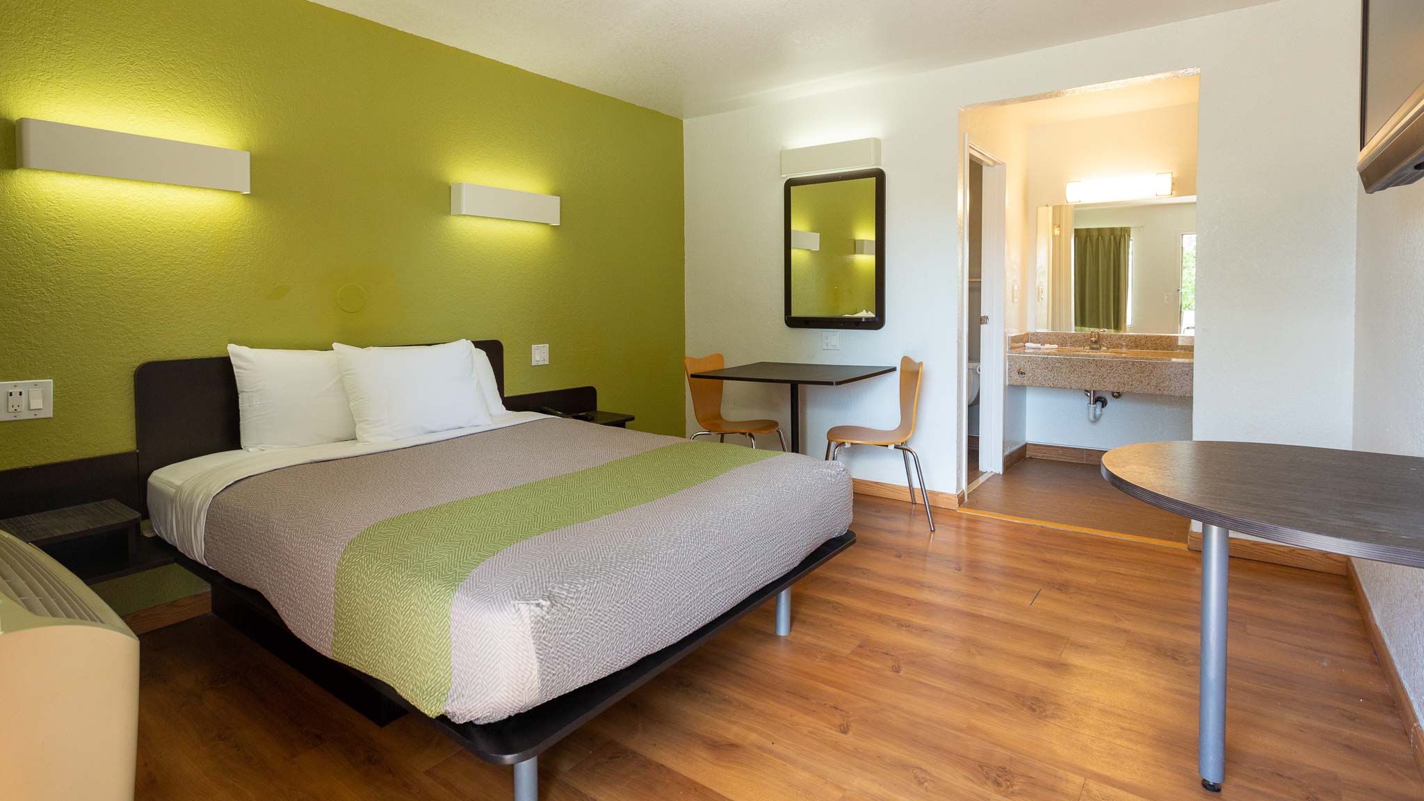 1 Full Bed - Mobility Access RI Shwr, Nsmk