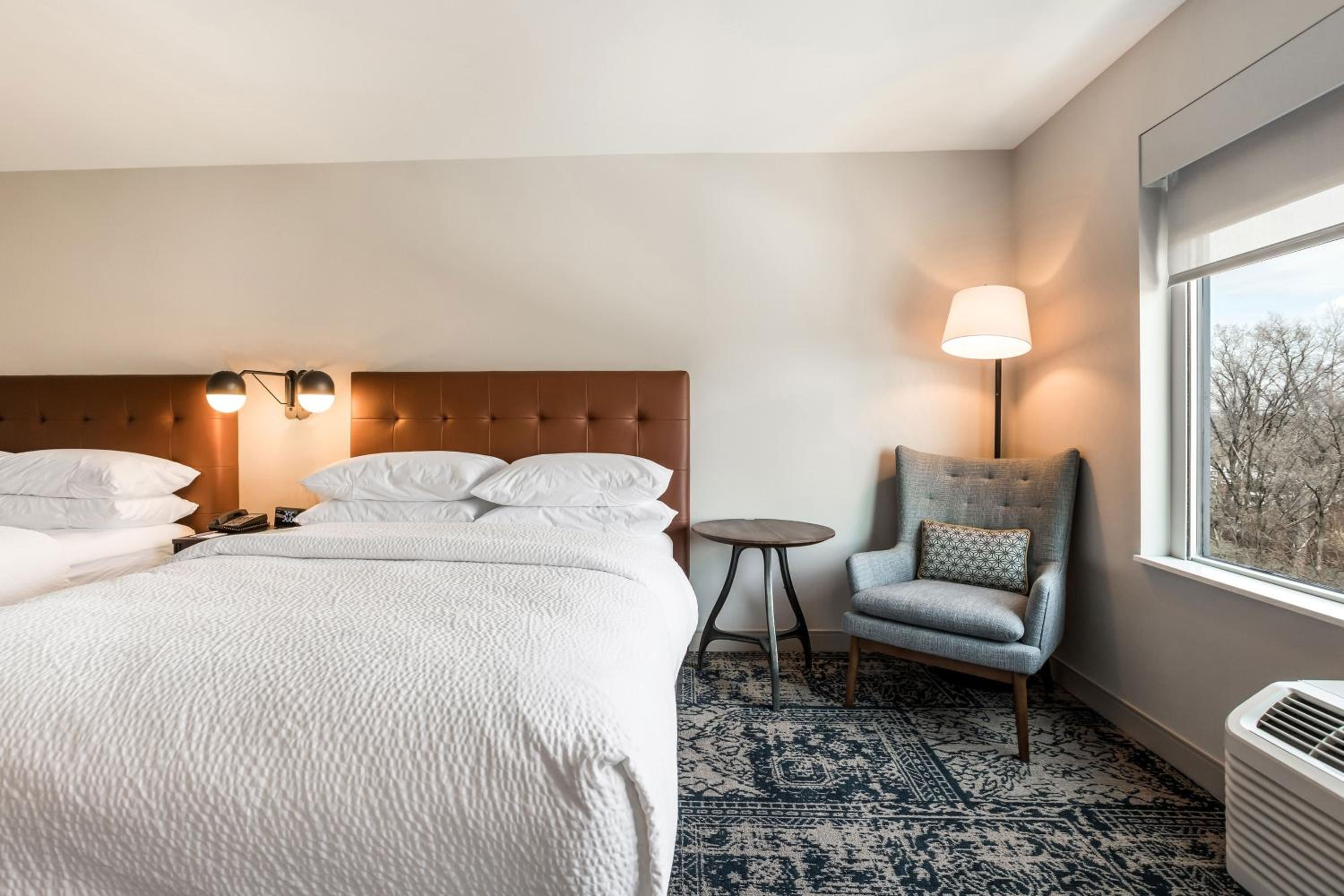 Traditional, 2 Queen Beds, Bathtub, Accessible