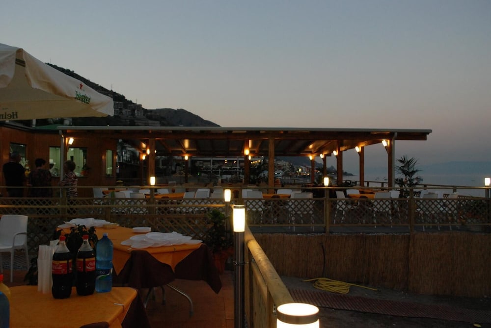 Maniel Beach Hotel 40/43