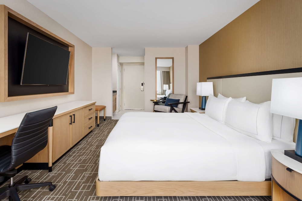 ROOM, KING BED