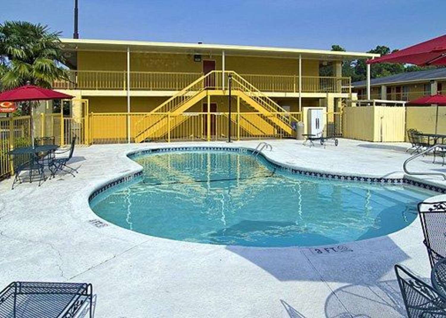 Econo Lodge Inn & Suites at Fort Moore 6/31