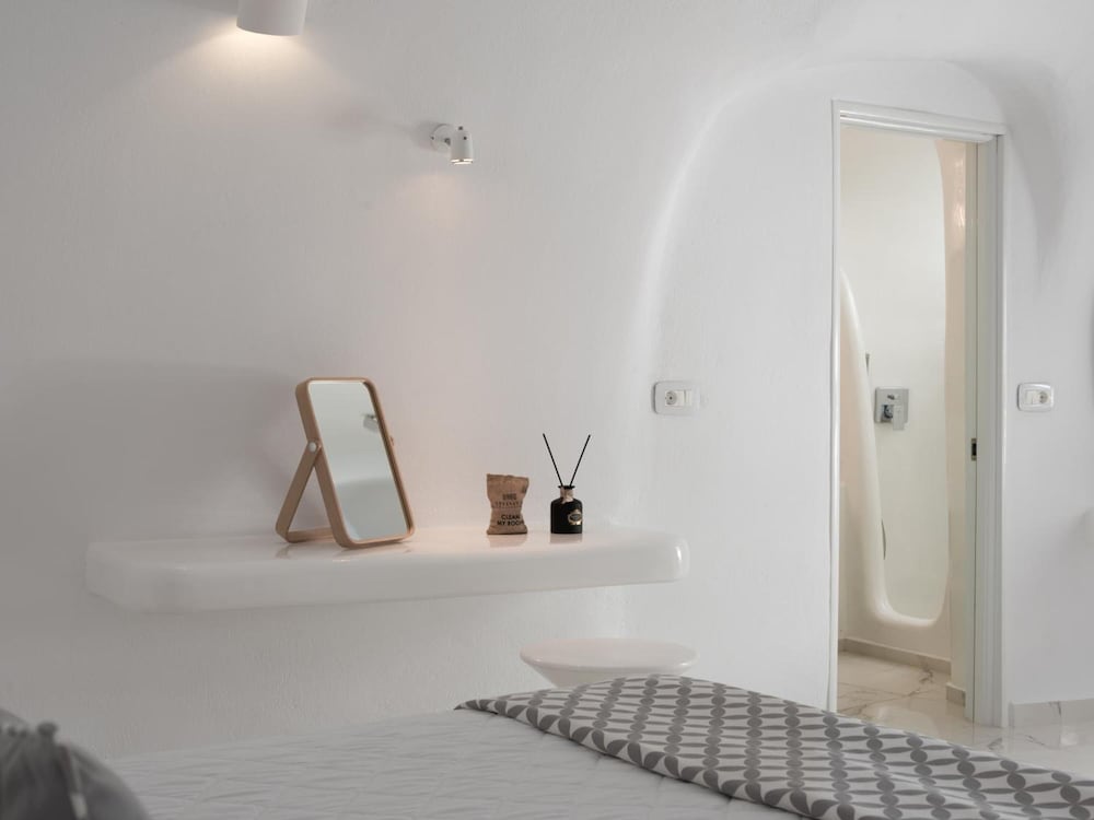 White Concept Caves - Adults Only 33/34