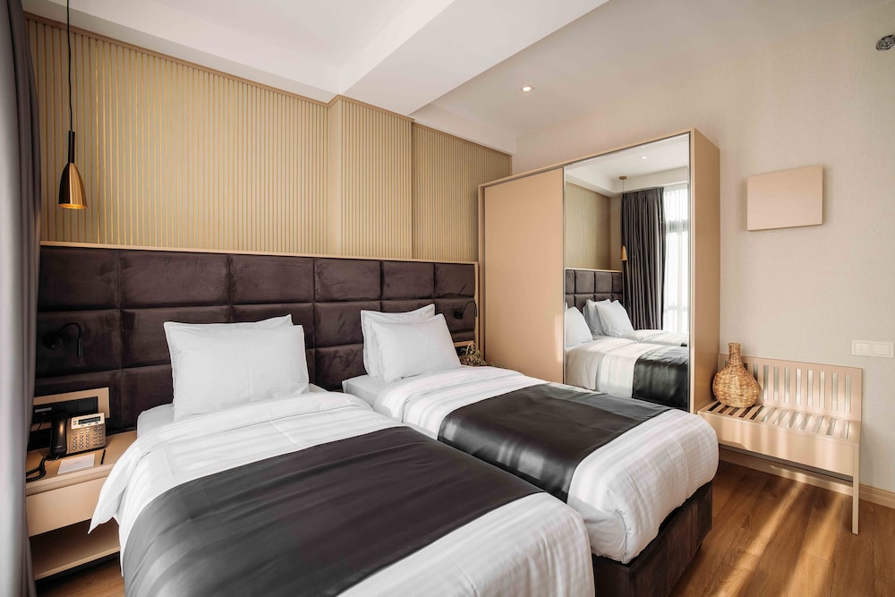 EXECUTIVE, DOUBLE OR TWIN BED
