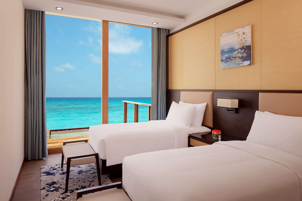 3 Bedrooms, Water Villa, Sunset, 2 King Beds, Private Pool, Lounge Access، Radisson Blu Resort Maldives 2/7