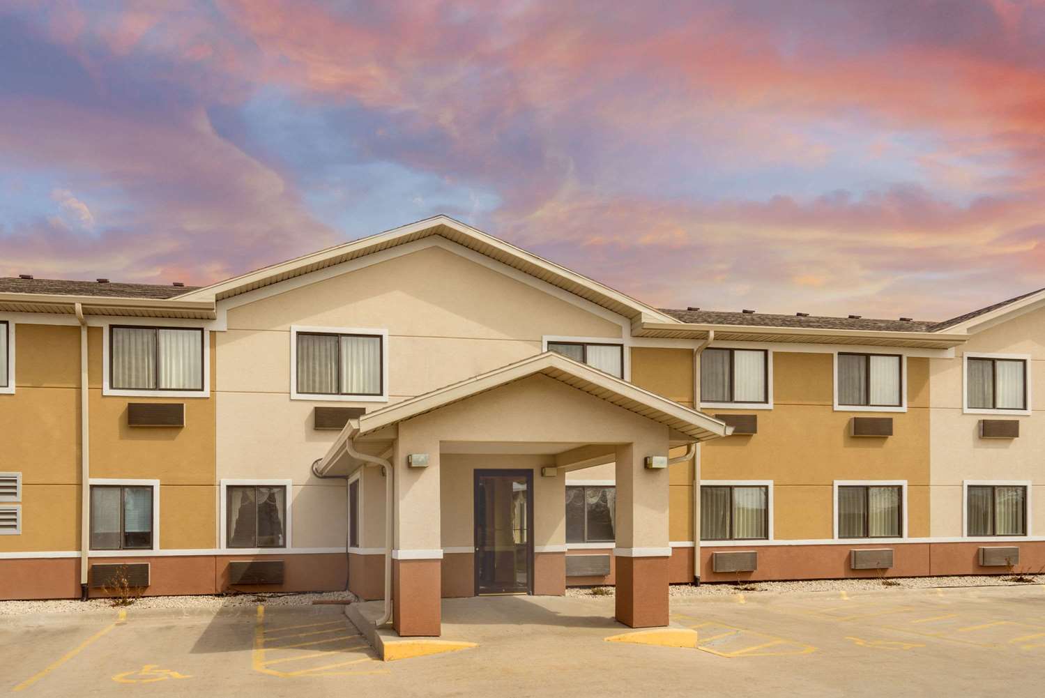 Super 8 by Wyndham Fond Du Lac 4/20