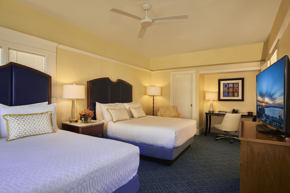GRAND, DELUXE, 2 QUEEN BEDS