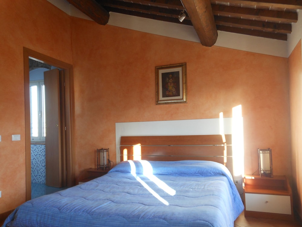 ROOM, TRIPLE, PRIVATE BATHROOM